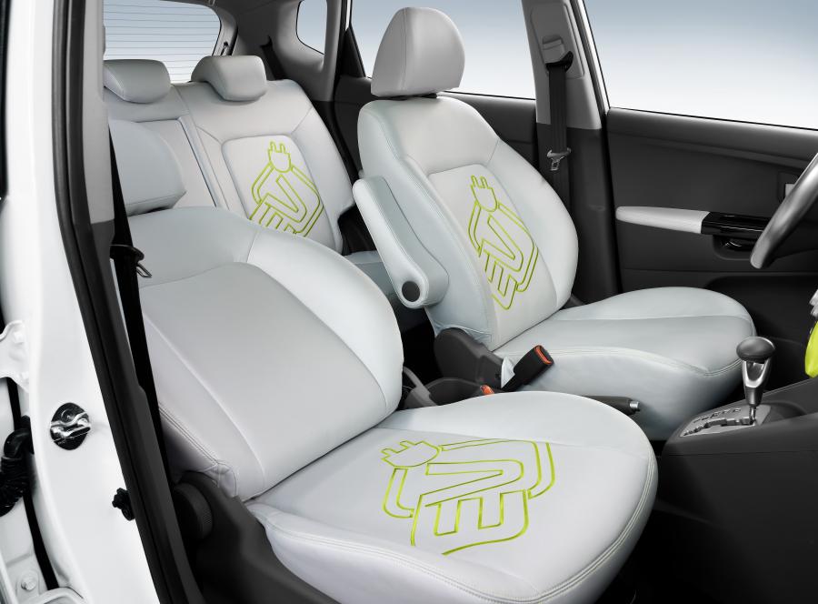  Kia Venga Plug-In Electric Concept 2010 года  (фото 4 из 12)